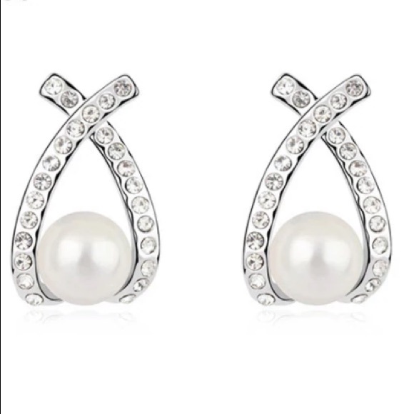 NEW!💙💎SILVERY!💍BEAUTIFUL PEARL LOOK💍STUDS!💎💙 - Picture 2 of 8